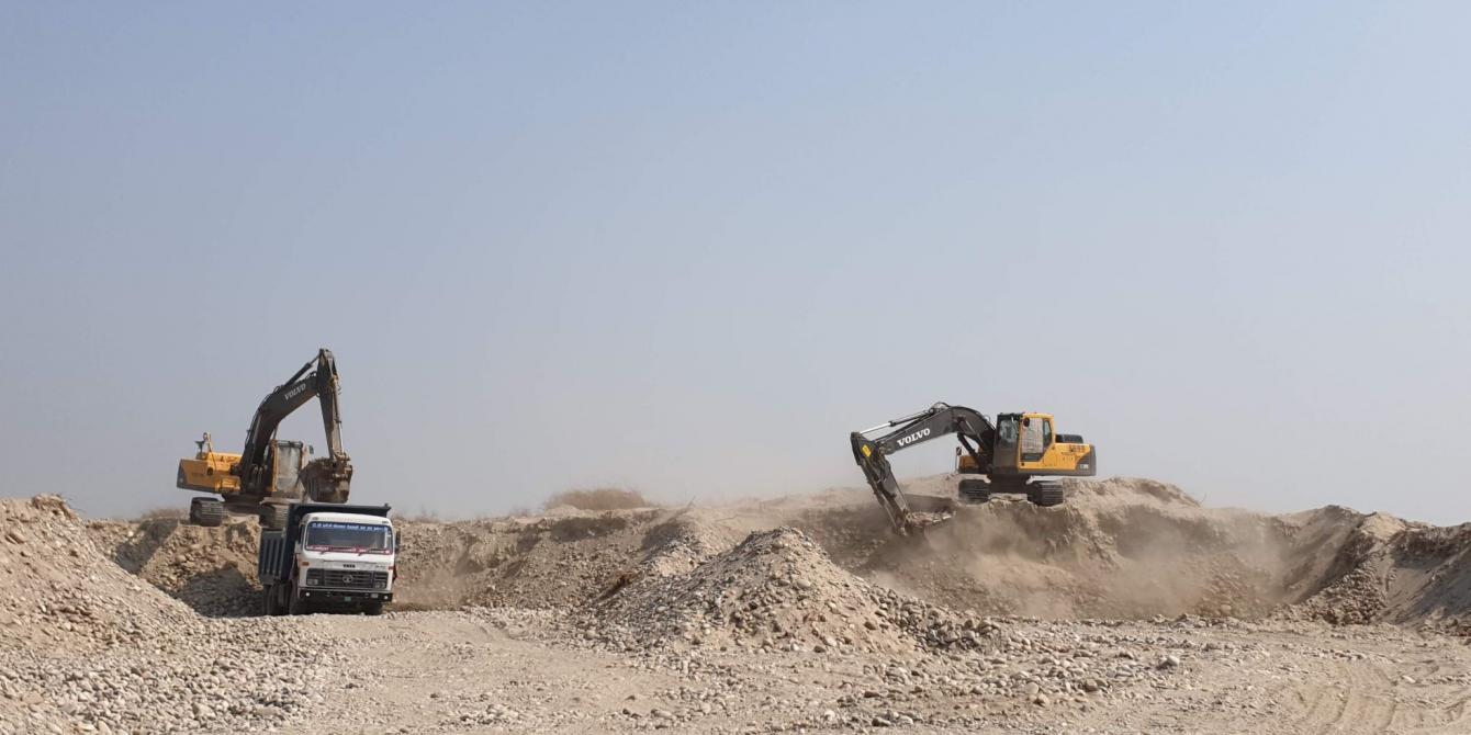 Sand and aggregate extraction in the Mahakali river basin in Nepal. Photo: PEI Report on Water, business and human rights In transboundary basins